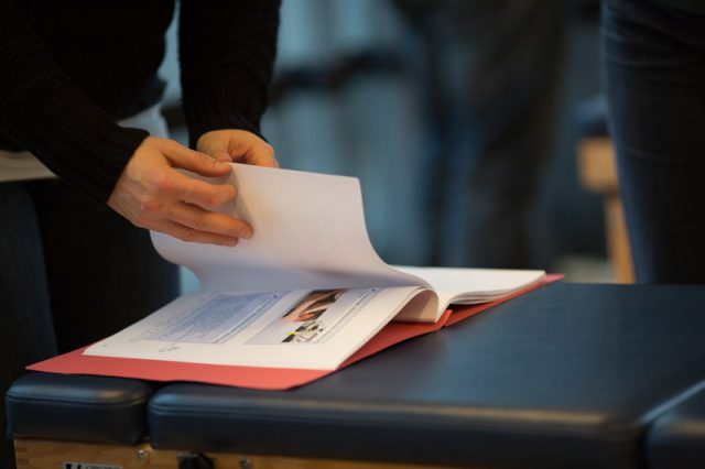 Chiropraktik-Studenten beim Lernen